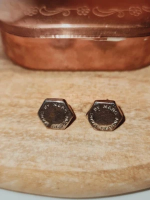 Silvriga örhängen från Marc Jacobs  - Unika örhängen i silver från Marc Jacobs. 