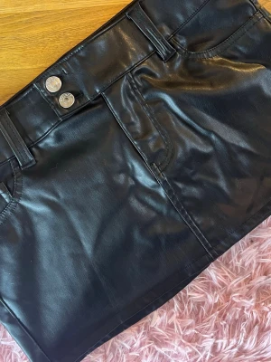 Skinkjol  - Jättesnygg, köpt begagnat men jag har aldrig använt den pga att den ej passar mig. Jättebra skick! Storlek 170, ca xs-s