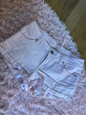 Rosa jeansshorts  - Låga jättesnygga jeansshorts, dom är köpta begagnade men jag själv har aldrig använt dom då de ej passar mig. De är i väldigt bra skick, på lappen står det Xxs men skulle säga att dom är mer i storlek S. Svårt att få till färgen på bilden, de är mer rosa i verkligheten!