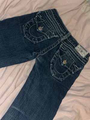 True Religion mörkblå jeans - säljer pga jag inte använder de och måste rensa 💕 dom har straight fit/bootcut och inga hål ellet fläckar 