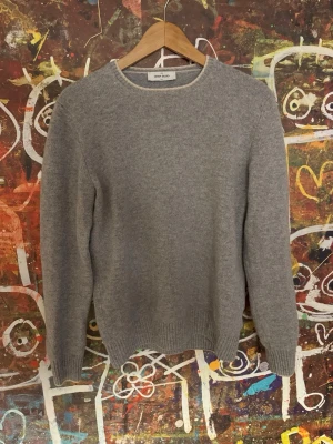 Gran sasso tröja  - Gran sasso tröja i Cashmire. Storlek M passar S. Riktigt fint skick. Bara att höra av sig till oss vid minsta funderingar😁
