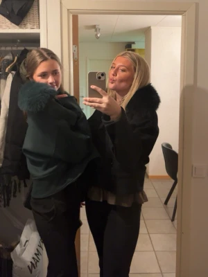 Meotine kappa - Säljer min meotine kappa i strl M/L (liten i storlek så som en M) knappt använd så i jättefint skick! 💝det är äkta päls