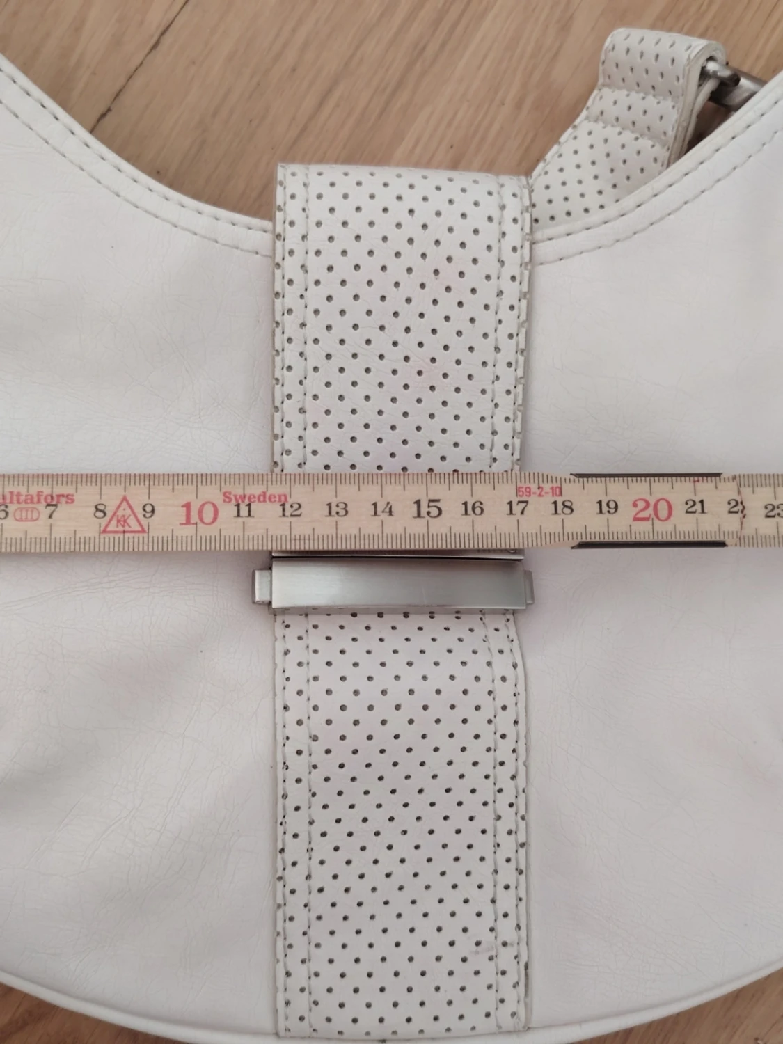 Vit handväska  från Mango med metallspänne - 5