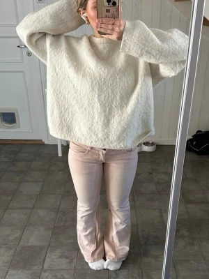 Ljusrosa utsvängda jeans - Säljer ett par ljusrosa jeans med utsvängda ben som jag sytt ut själv! Jeansen har låg midja och är i storlek 36 och passar mig som är 153, passar även till någon som är ca155🥰 Säljer dessa eftersom de tyvärr inte kommer till användning längre för 499kr ☺️