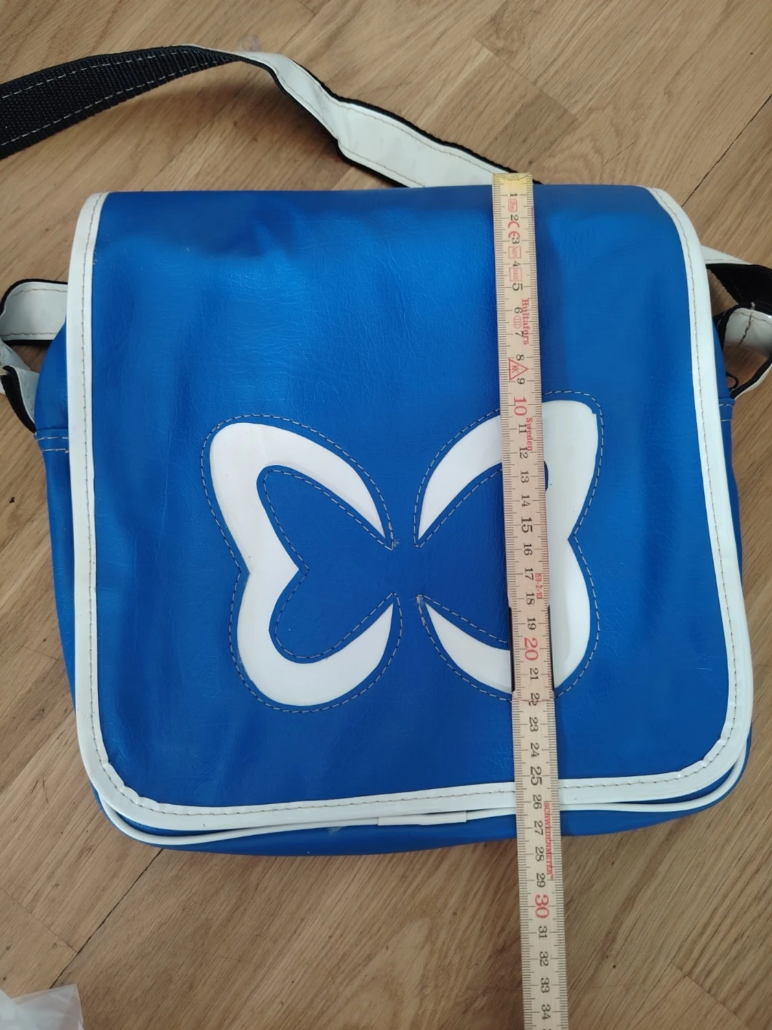 Blå axelväska med fjärilsmotiv - 5