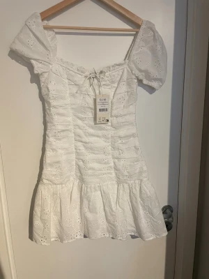 Student klänning - Super snygg klänning som är perfekt till studenten! Den har en gömd dragkedja på sidan och är ganska strechig i tyget! Aldrig använd och därav prislapp kvar. Skriv vid frågor💗
