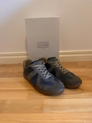 Maison margiela gats  - Blå Maison margiela i okej skick. Låda ingår. Tveka inte på att skicka vid funderingar.