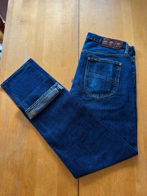 Lee selvedge 101 - Säljer ett par Lee 101s selvedge jeans i ca 14 oz tyg (mid- till heavyweight). Riktigt härliga slitningar och vacker selvedge id. Fråga gärna vid funderingar. Sitter som 31-32/32-33 