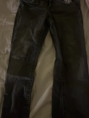 Mörk gråa bootcut jeans - Säljer ett par bootcut jeans !
