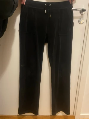 Svarta Juicy Couture byxor - Fin i materialet 