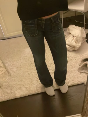 Only jeans - Säljer dessa snygga lågmidjade jeans från ONLY. Storlek 32. Använda få gånger. Bra skick. 