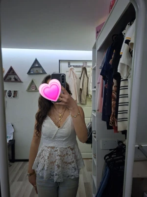 Vit spetsig linnetopp med volang - Säljer en superfin vit linnetopp med spetsdetaljer och volang nedtill. Toppen har v-ringad urringning, tunna axelband och är ärmlös. Perfekt för sommaren och ger en romantisk vibe till din outfit. Köpt på rätviks marknad så sitter ingen lapp i men skulle gissa på typ storlek S. Aldrig använd.