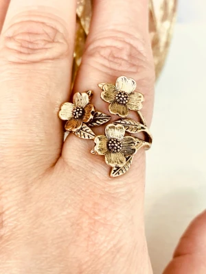 Guldpläterad ring med blommor - Vacker ring i rostfritt stål med guldplätering, okänt märke. Ringen är ny och justerbar. Alla köp kommer med fri gåva✨