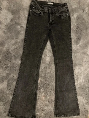 Svarta bootcut jeans - Snygga svarta bootcut jeans från Perfect Jeans som är midwaist. Jeansen har en lätt tvättad look och bootcut. Perfekta att styla med sneakers eller boots för en cool och avslappnad outfit.