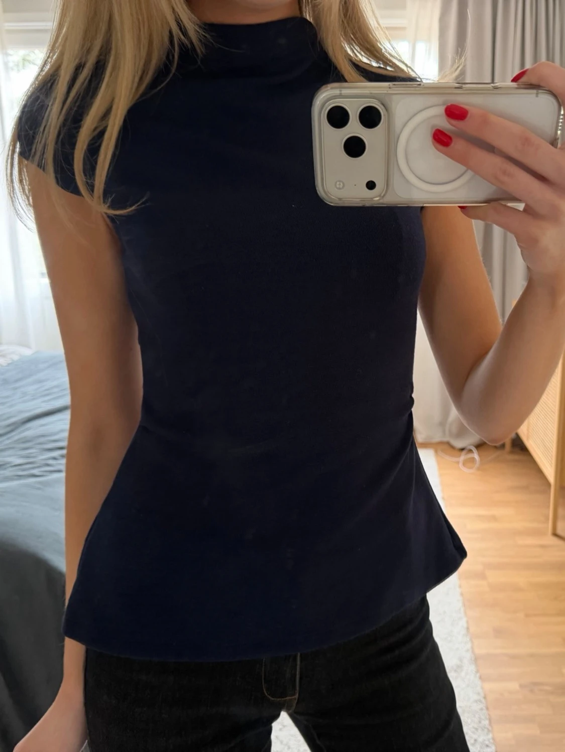 Figursydd topp med halvt öppen rygg