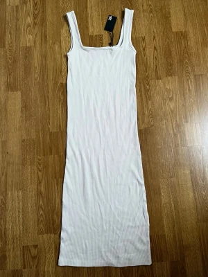 Klänning - Helt ny med prislapp, ljus beige/ krämfärgad tajt ribbad klänning i storlek S från Lager 157