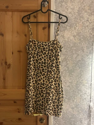 Leopardmönstrad kort klänning - Leopardmönstrat kort klänning från H&M. Är i bra skick. Hör av vid frågor!💗