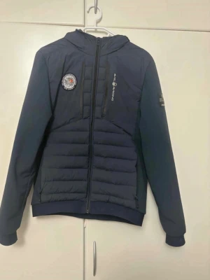 Mörkblå Sail racing hybrid jacka - Sail racing jacka i mycket bra skick. Inget hål eller fläck på den rökfri. Storlek S 
