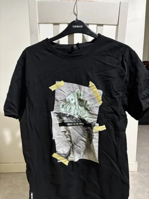 T-shirt med tryck  - Svart T-shirt med tryck framtill.