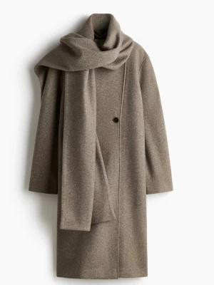 Beige kappa med halsduk - Stilren beige kappa med tillhörande bred halsduk , rak passform och diskret knappstängning. Kappan har en minimalistisk design och är perfekt för kalla dagar. Materialet är mjukt och värmande ull som ger en exklusiv känsla. Ny pris 800