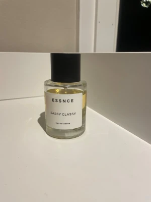 ESSNCE Sassy Classy Eau de Parfum - Fräsch parfym från ESSNCE med namnet Sassy Classy, inspirerad av YSL libre. Mycket kvar (se bild). 