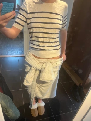 Vit t-shirt med marinblå ränder - Säljer en vit t-shirt med marinblå horisontella ränder. Den är från Zara och säjer för att den inte kommer till användning längre❤️ den är ett minimalt hål vid halsen men syns inte❤️