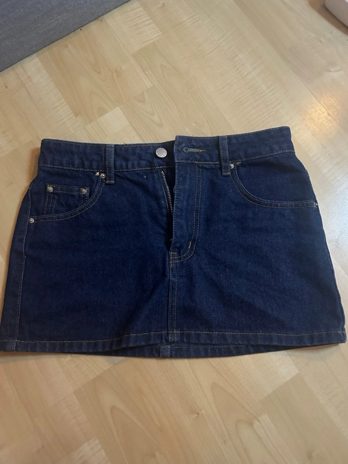 Mörkblå jeanskjol med nitar - 2