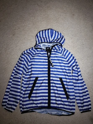 G-star Regnjacka - Supercool och unik regnjacka från g-star! Jackan är i mycket fint skick och har nästan inga tecken på användning! Size M. Bara att skriva vid minsta fundering!