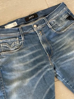 Replay Anbass 32/30 - Säljer nu dessa Replay Anbass Jeans. Skriv för fler frågor/bilder🙌 Strl 32/30