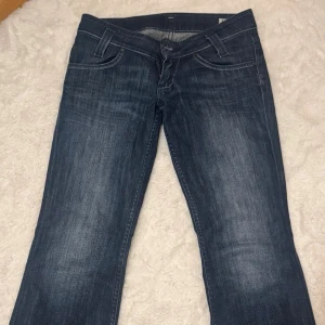 Lågmidjade jeans  - Super snygga vintage Lågmidjade jeans (se sista bild). Har sprätt upp de där nere men inget som syns, de har bara blivit nån cm längre. Pris kan diskuteras 
