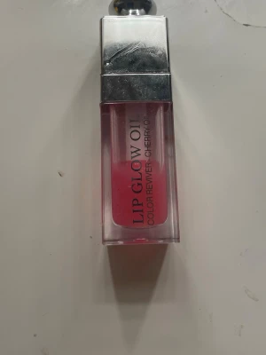 Dior Lip Glow Oil 001 Pink - Dior Lip Glow Oil i nyansen 001 Pink ger en glansig finish och återfuktar läpparna med en lätt rosa ton.  Använd och helfett är men är fortfarande i bra skick