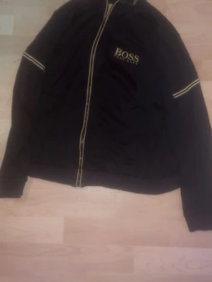  HUGO BOSS kofta - Knappt använd Storlek är XL men passar L/M 