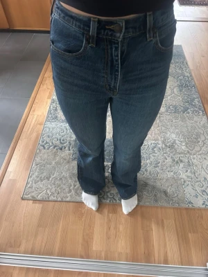 Levi’s 70s high flare mörkblå - Säljer ett par mörkblå flare jeans med hög midja från Levi’s. Knappt använda, inget slitage. Passar 175 cm