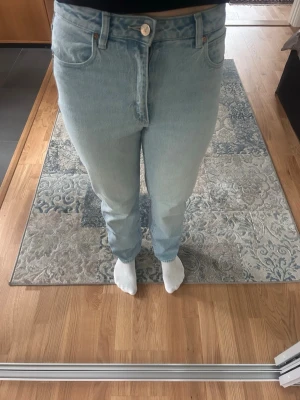 Ljusblå jeans från Abrand Jeans - Säljer ett par ljusblå jeans från Abrand Jeans. ’94 High Straight. Knappt använda, inget slitage. Passar 175 cm