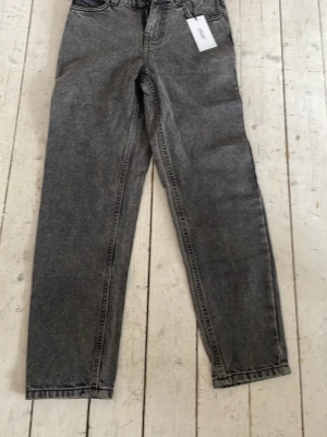 GRUNT Jeans - Snygga grå GRUNT jeans. Jeansen har klassisk femficksdesign och en tvättad look som ger en cool vintagekänsla. Perfekta att matcha med sneakers eller boots.