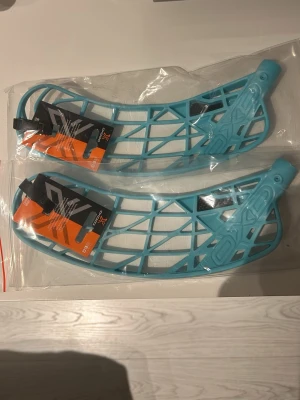 Blåa innebandyblad oxdog - Två stycken ljusblå innebandyblad från oxdog,  bladen är änvända men inte så mycket, vinkel höger. 2 för 500kr,  nypris 400kr för ett.