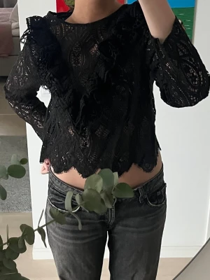 Svart blus i spets - Superfin blus i spets från Zara med knapp baktill  💞💞💖💖