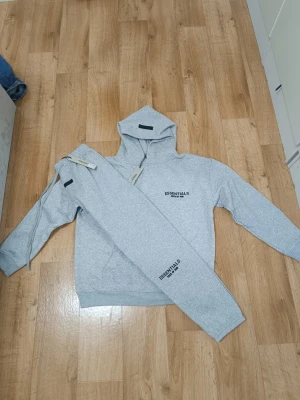 Essentials Tracksuit – Priset kan diskuteras  - Den är helt ny och har aldrig använts. Det är bara att skriva om det finns några frågor eller funderingar. Priset kan diskuteras. Fraktar inom 24H 