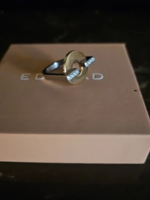 Edblad Ring Rondo - Ring Rondo från Edblad I nyskick och kommer i ask Storlek L 18,5 cm.