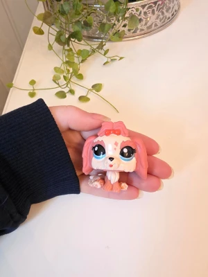 littlest pet shop - Littlest pet shop hund authentisk   Finns fler i min profil för bundle, följ gärna för att se fler jag lägger ut.