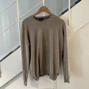 Sand stickad tröja - Välgjord stickad tröja av Sand Copenhagen. Använd fåtal gånger, kontakta vid funderingar 🦣