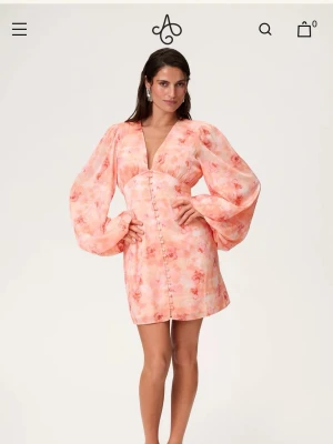 SÖKER - söker nån av dessa klänningar från adoore i korta ellrr långs modellen helst korta i den orangea. I storlek 34/36