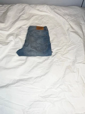 Jack&jones jeans  - 9/10 i skick ljus blå och är storlek 164, modellen är slim Glenn 