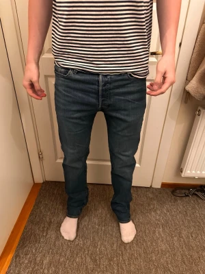 Levis 501 32/34 - Säljer ett par mörkblå Levis 501  jeans med rak passform. Perfekta till vardags och passar till det mesta. 