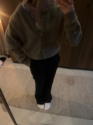 Brun Stickad - Säljer en superfin stickad kofta ifrån Zara. Aldrig använd! Är i st L men passar mig som har S eller XS i vanliga fall. Skriv för funderingar 💗
