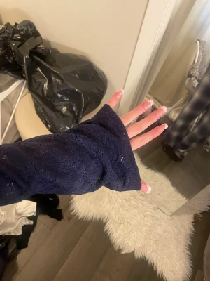 Mörkblå loungewear set med vida ärmar - Mysigt loungewear set med en mörkblå topp i mjukt, stretchigt material och vida ärmar. Tillhörande byxor i blåvitt rutigt mönster med avslappnad passform och resår i midjan. Perfekt för chill dagar hemma.