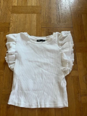 Vit topp - En vit topp ifrån zara i storlek M💞
