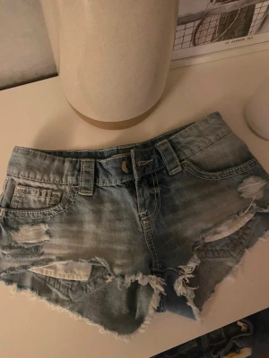 Jeans shorts - Säljer de snyggaste populära jeansshortsen 🤩 passar så bra till sommaren och alla festivaler som kommer 🤩🤩 använda 1 gång, strl xs