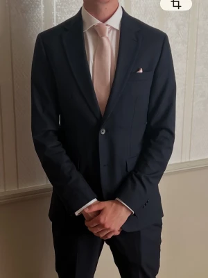 Mörkblå kostym - Säljer nu min kostym som endast är använd en gång!! Det är en Riley slim fit kostym i storlek 46! Bara att fråga om fler bilder eller annat! Annars är den som ny! Obs skjorta och ingår ej! 🎩