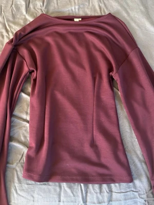 Vin röd tröja - Säljer en tröja från Nelly därför att den inte kommit till någon användning💗